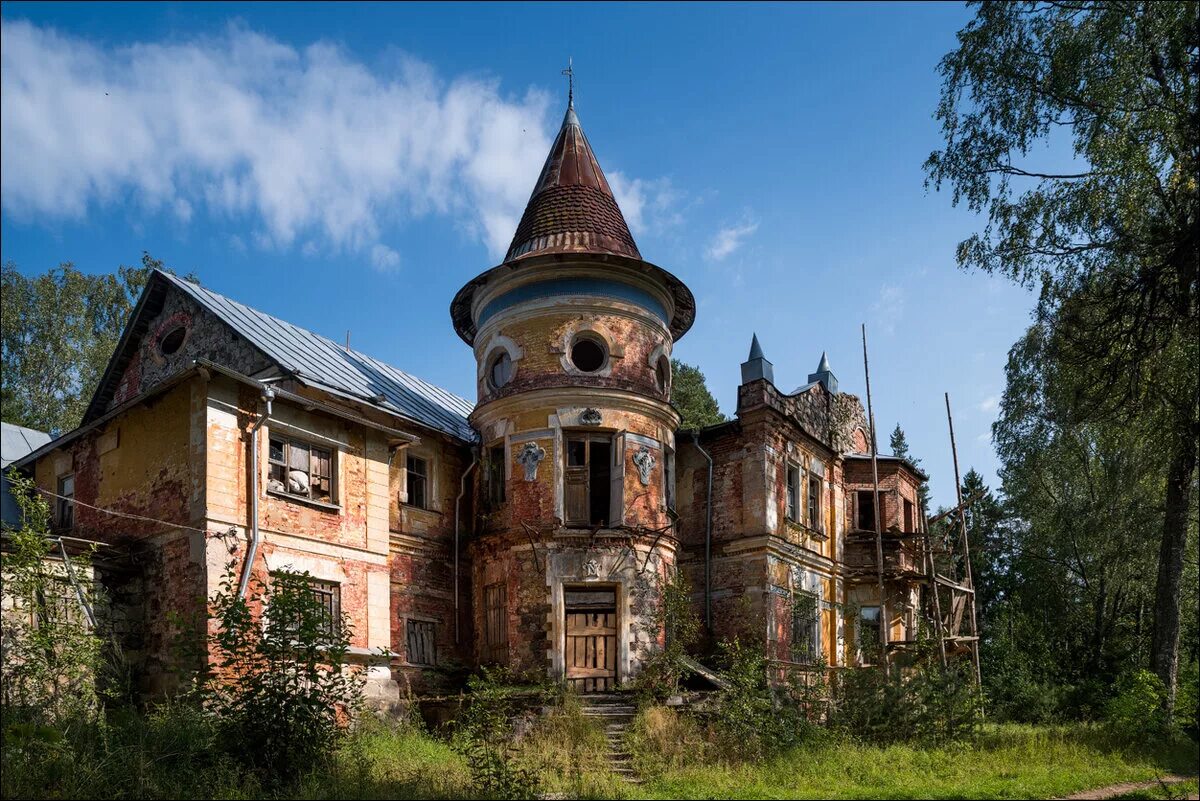 В старинной усадьбе где. Усадьба Хренова в Заключье. Усадьба Заключье в Тверской области. Усадьба замок Заключье. Усадьба архитектора а.с. Хренова в Заключье, Тверская область.