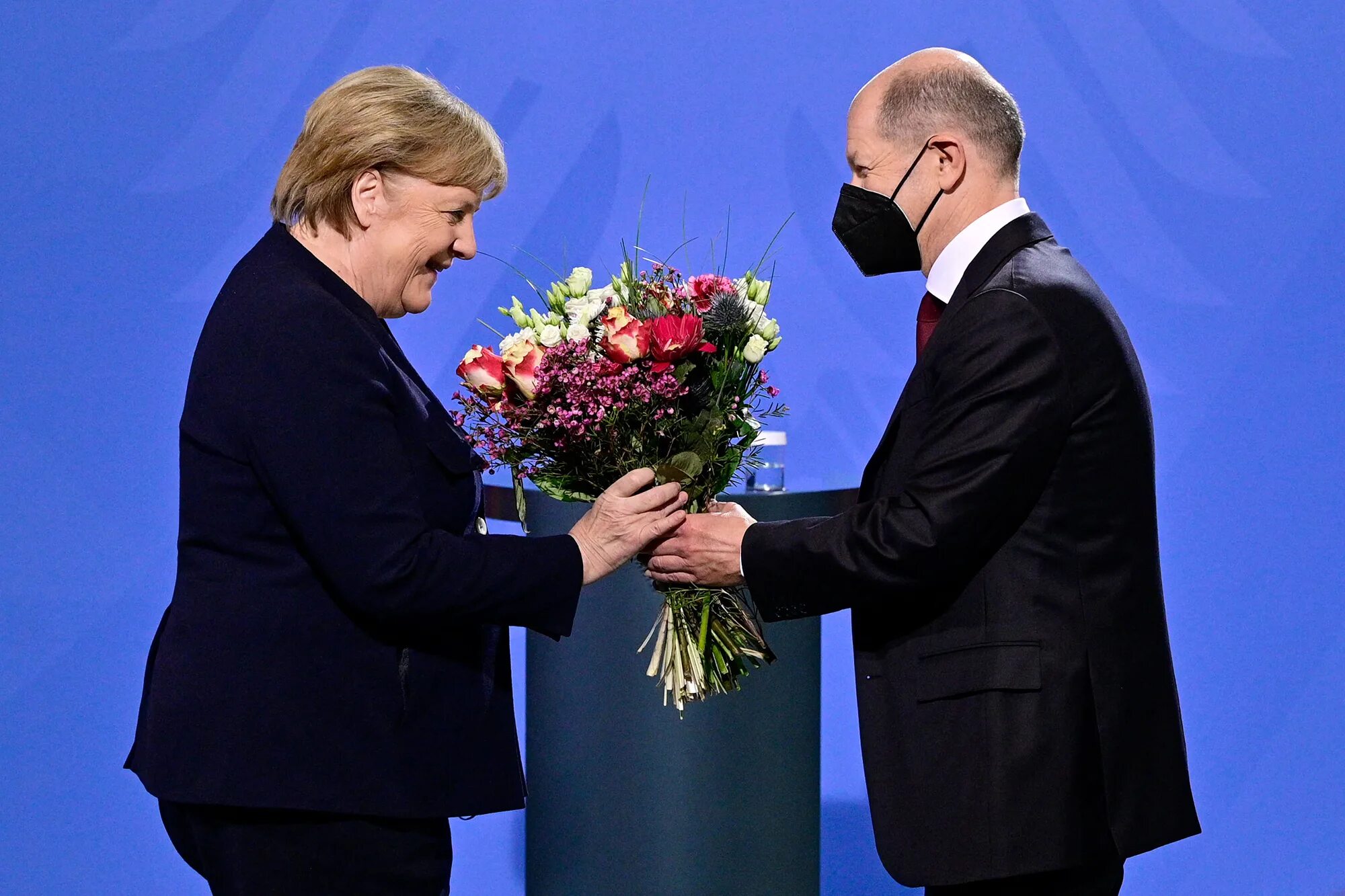 Шольц переговоры. Олаф Шольц и Меркель. Шольц канцлер Германии. Ангела Меркель и Шольц. Олаф Шольц новый канцлер Германии.