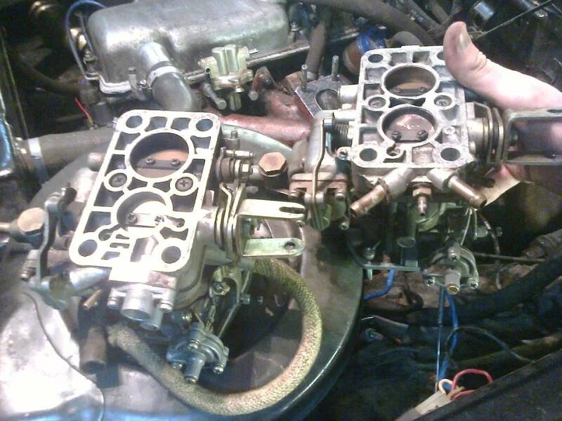 Карбюратор пламя. Автомобильный карбюратор audi. Дым из карбюратора. Чистка карбюратора. Настройка карбюратора ауди 80.