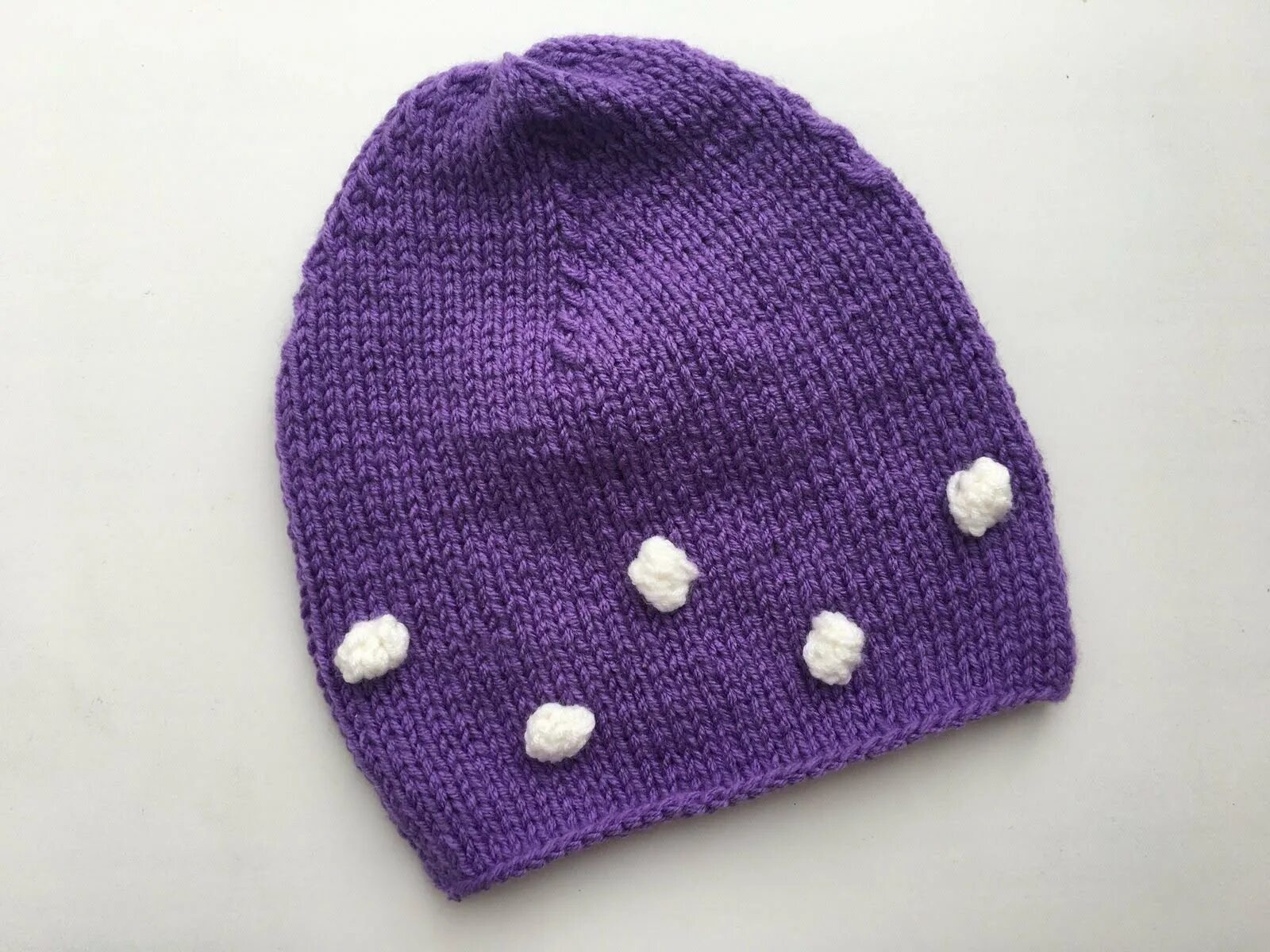 Шапка лицевой гладью спицами. Шапка спицами лицевой. Шапка спицами лицевой. Шапка спицами лицевой. Вязаная шапка лицевой гладью.