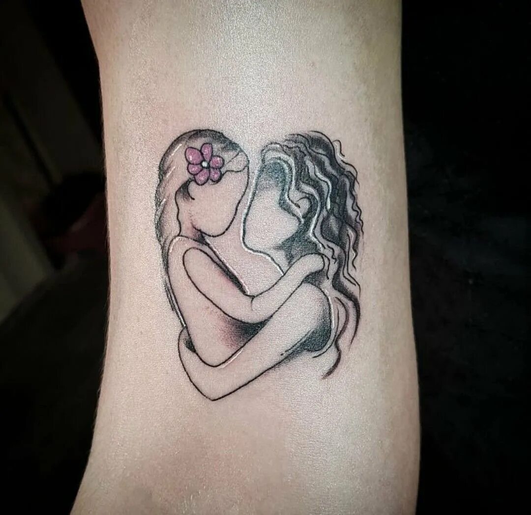 Парные тату для мамы и дочки. Тату в честь ребенка. Маленькие тату мама. Семейное тату. Тату с двумя детьми.