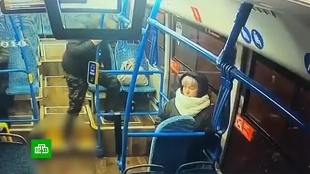 Мужчина в трамвае. Мужчина в автобусе. Мужик в автобусе. 51летний москвич скончалсч в автобусе. Мужчина в автобусе москва.