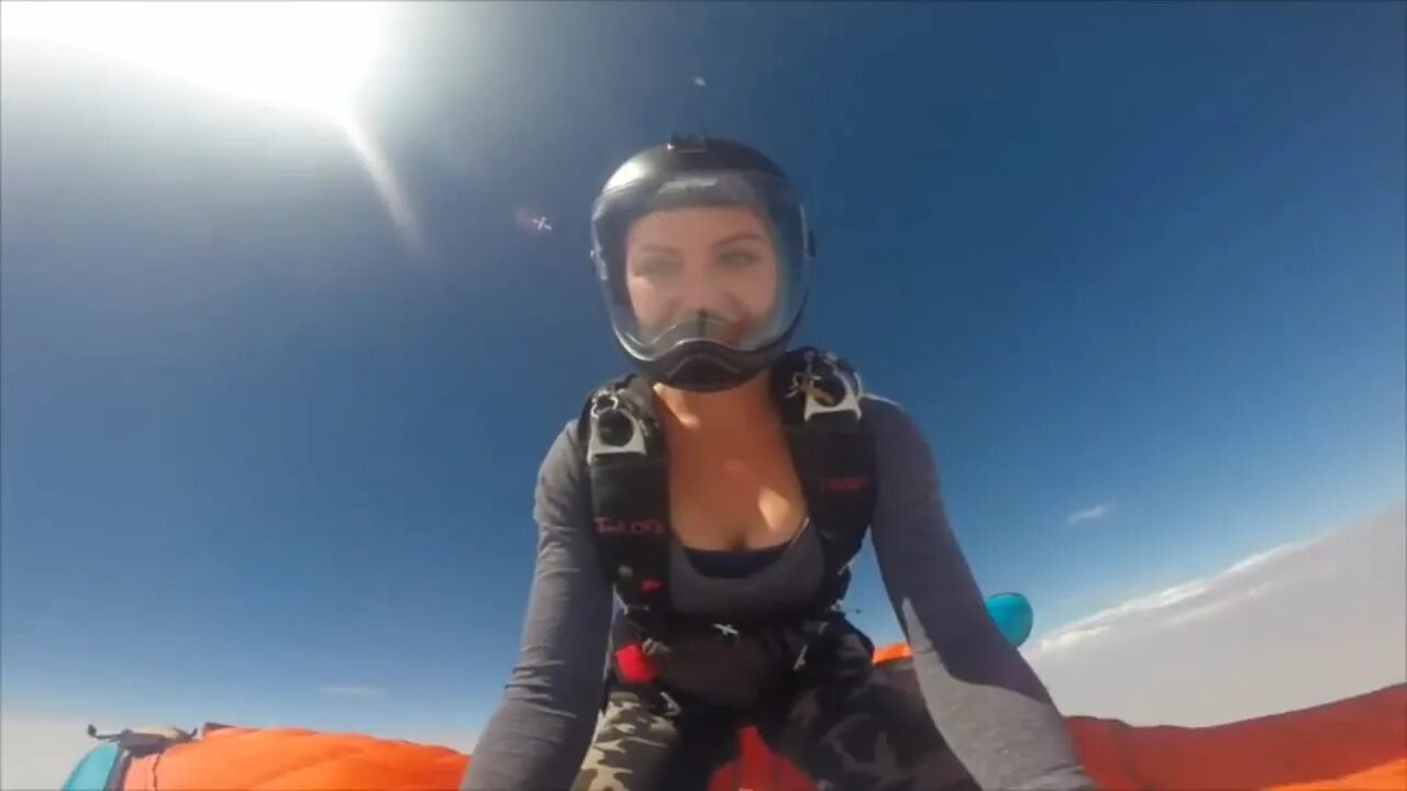 Women ride men. Wingsuit родео. Девушка вингсьют. Родео в парашютном. Материал для вингсьюта.