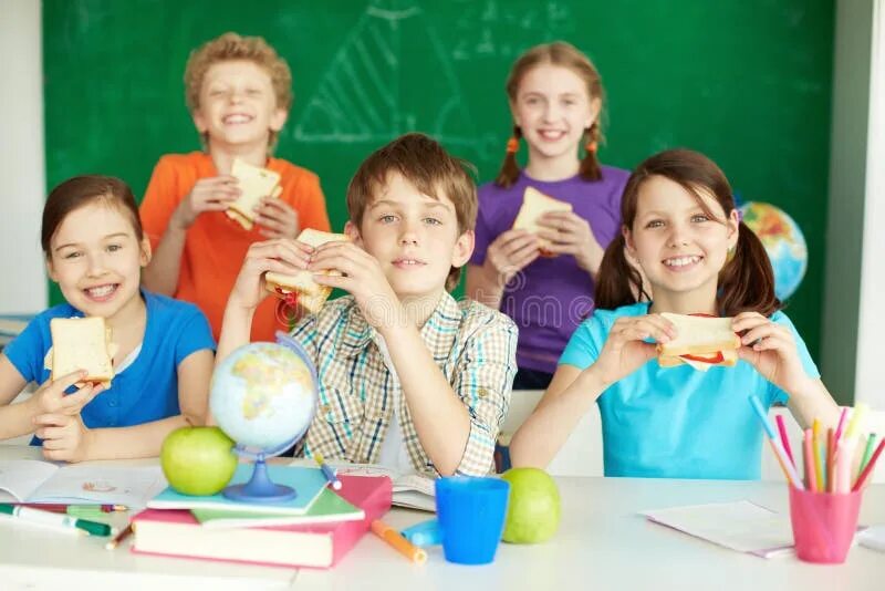 Its lunchtime at school and you re. Рацион школьника фото. lunch at school. children eating lunch at school. eat in the classroom.