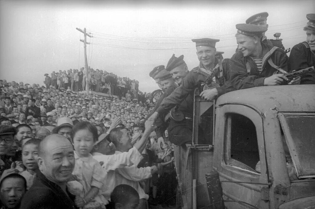 Поцелуй на таймс-сквер 1945. 14 августа 1945. Советско-китайский договор о дружбе и союзе 1945. Поцелуй на таймс-сквер 1945. Нью йорк в 1945 году.