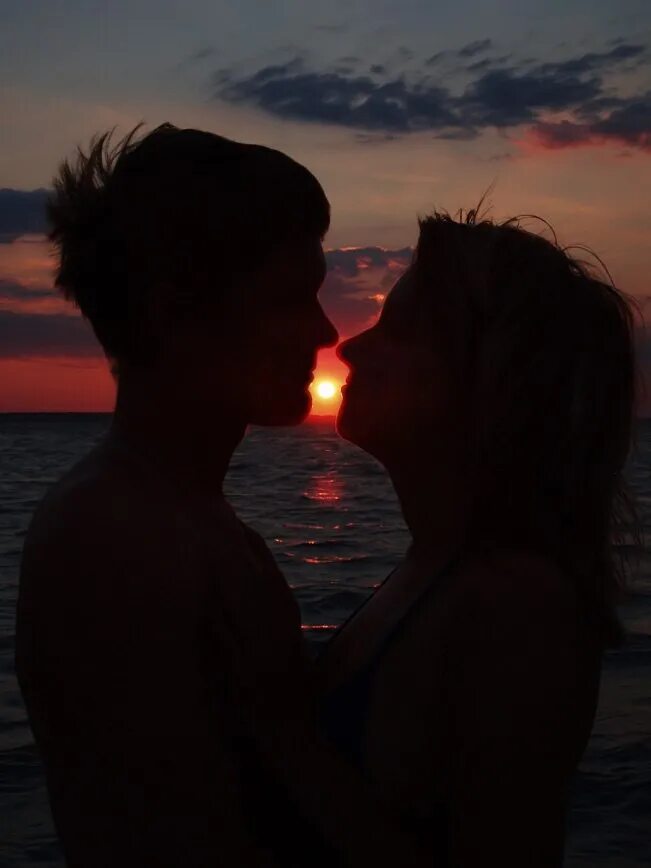Парень и девушка на закате. Поцелуй вечером. Поцелуй на закате. Поцелуй на закате солнца. Слушать ночь целовала день