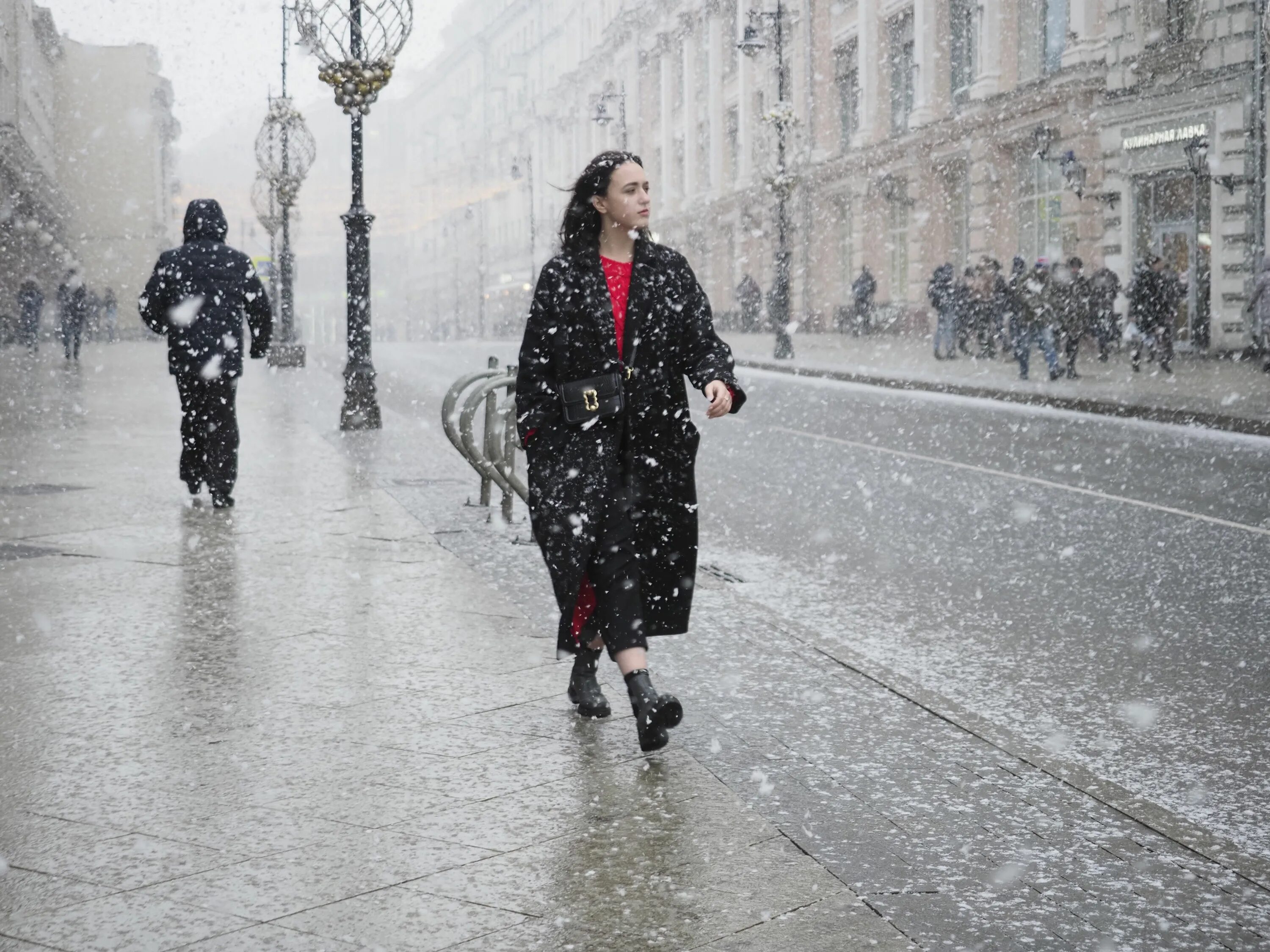 Погода сегодня февраль. Дождь зимой. Пасмурно зима Москва. Погода в Москве. Мокрый снег с дождем в Москве.