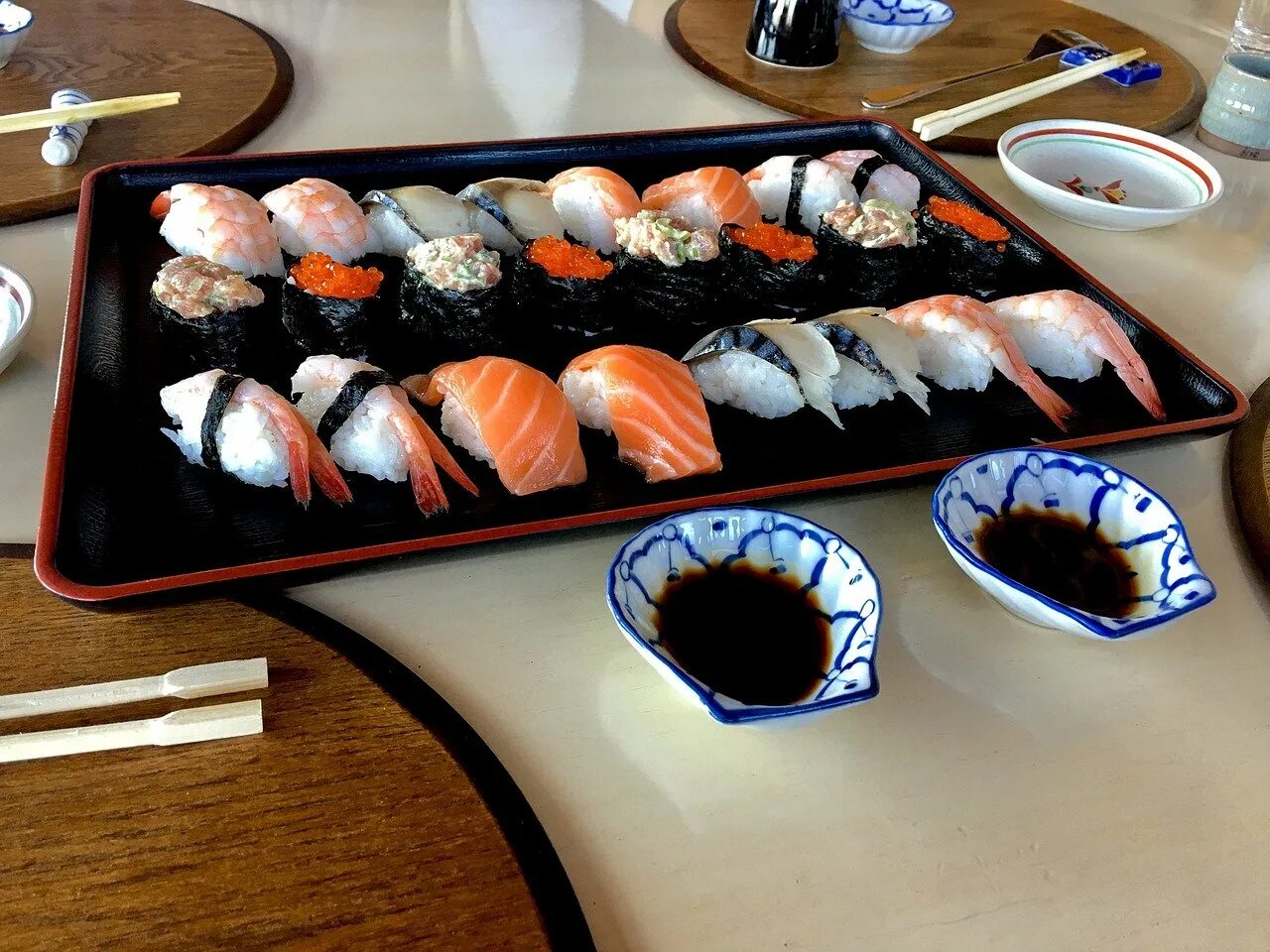 Какие суши находятся в вашей местности. Японская кухня. Японские суши настоящие. Роллы в Японии. Японская еда суши.