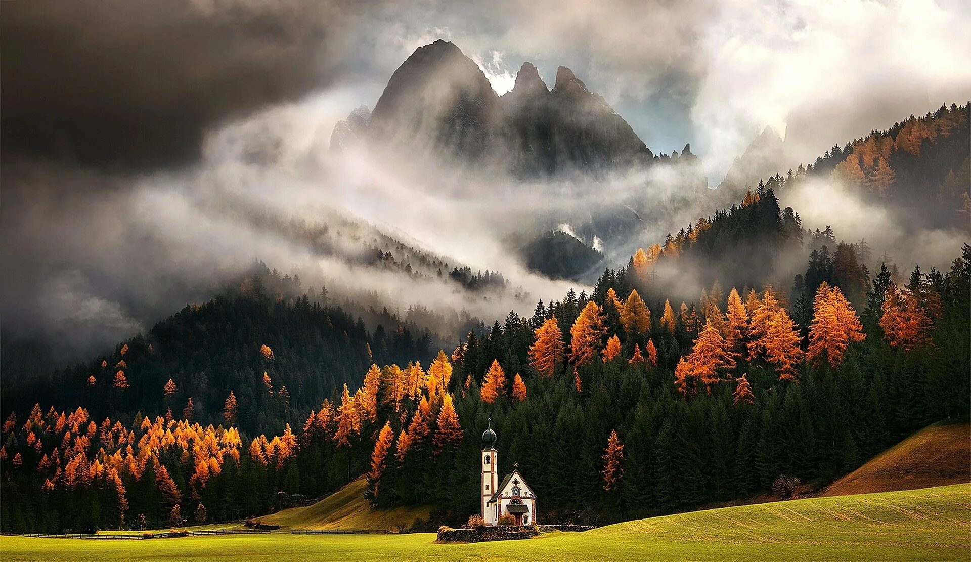 Доломитовые Альпы. Доломитовые Альпы осень. Доломиты Италия. Церковь Доломитовые Альпы. Величавый величественный