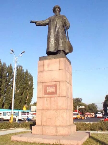 Памятник Жамбылу Жабаеву в Таразе. Памятник Джамбулу в Джамбуле. Жамбыл Жабаев памятник. Джамбул Джабаев город Тараз.