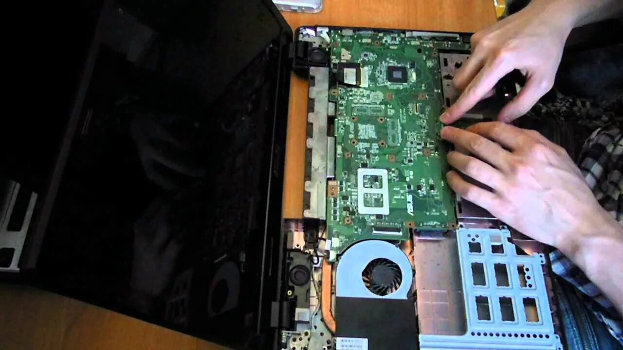 Замена материнской телевизора. ASUS k73e материнская плата. Ноутбук ASUS k73e. ASUS k52 Материнские платы. ASUS k73e аккумулятор разбор.