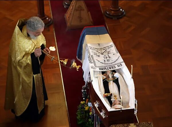 похороны царской семьи романовых 1998. петропавловский собор усыпальница николая 2. где похоронена царская семья. где похоронена царская семья. могила романовых в петропавловском соборе николай 2.