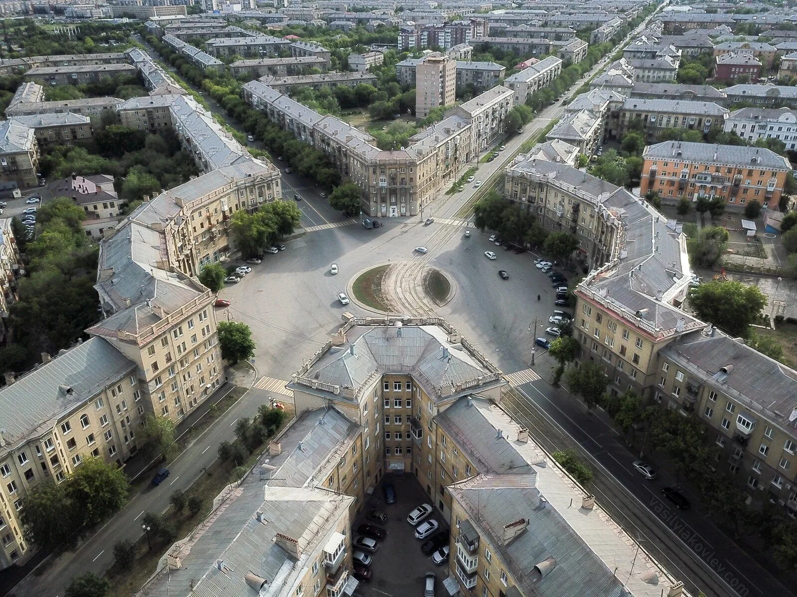 Место в городе по фотографии. Сковородка Магнитогорск площадь. Магнитогорск центр города. Город Магнитогорск с высоты птичьего полета. Магнитогорск исторический центр.