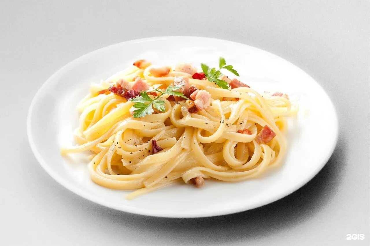 Лапша с беконом и сыром. Паста карбонара. лапша карбонара. спагетти карбонара классический. удон карбонара.