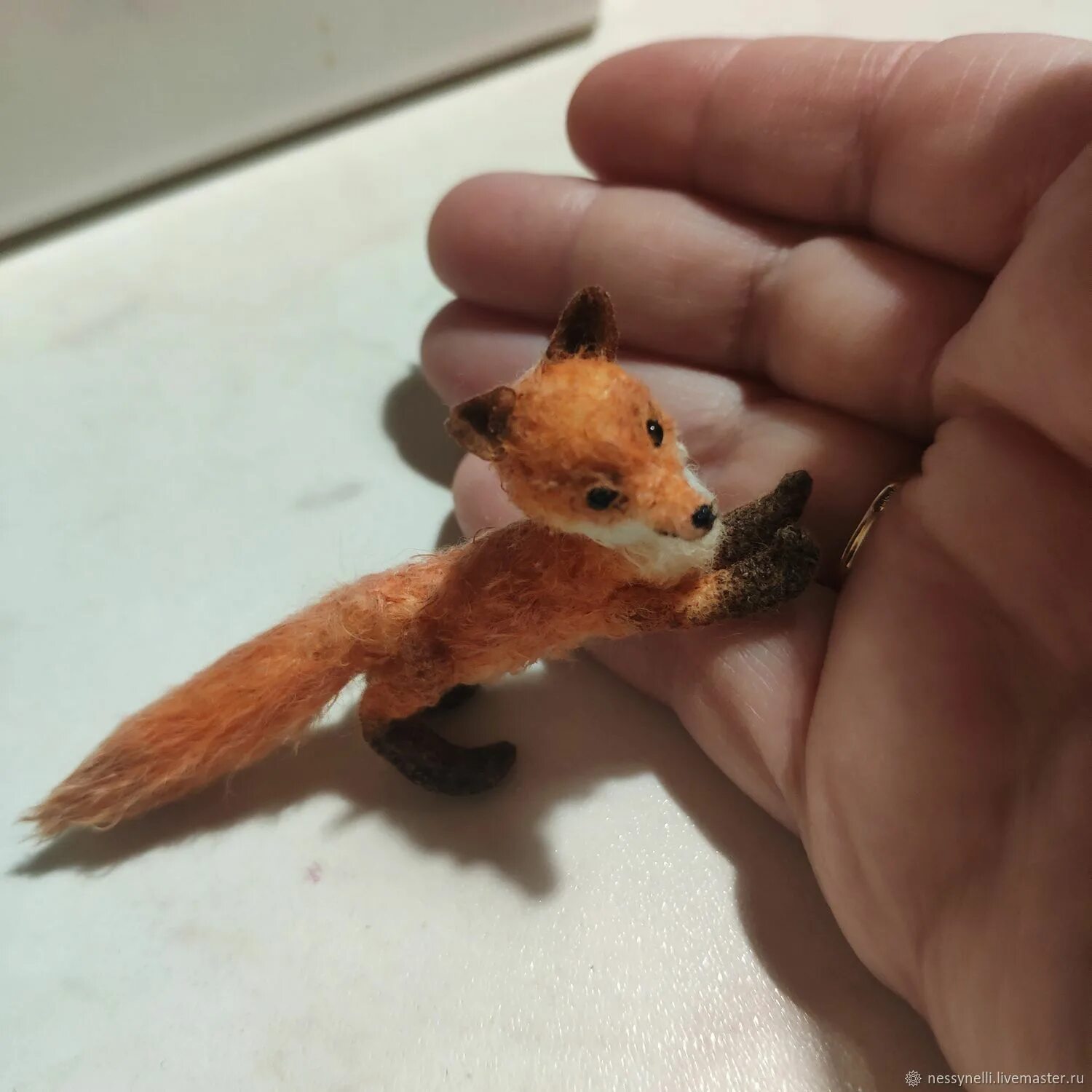 Мини амигуруми из бисера туториал аксолотль. Миниатюрная лисичка 5. Лисица в миниатюре 5 букв. Фигурка лисы. Брелок лисичка амигуруми.