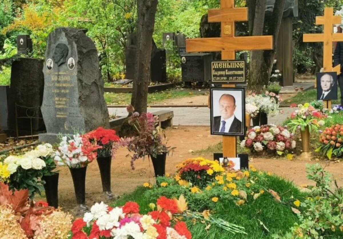 Показать могилу навального. Могила Владимира Меньшова. Могила Владимира Меньшова на Новодевичьем.
