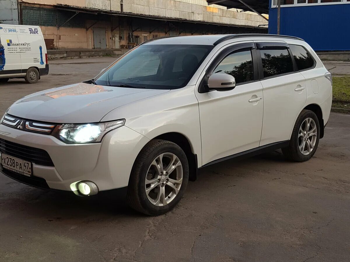 Mitsubishi outlander двухлитровый. Mitsubishi Outlander 2013. Мицубиси Аутлендер 2013. Аутлендер 2013 2.4. Митсубиси Аутлендер 2013 2.4.