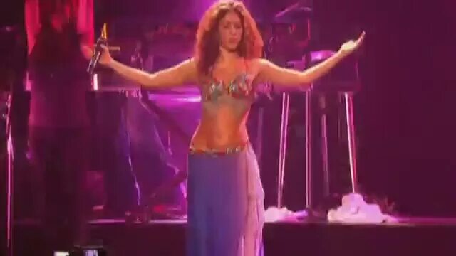 Hips don t lie feat wyclef. Shakira don&#039;t lie live. hips don&#039;t lie live version shakira. willow live hips don&#039;t lie. шакира поёт hips dont lie с тот парень как ее зовут.