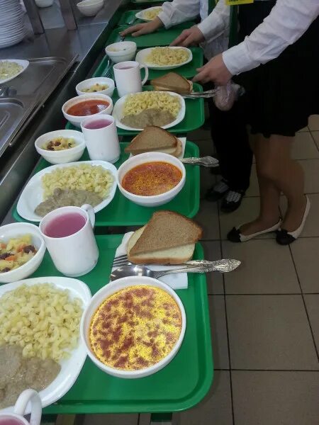 Школьный стол. Обеды в школах москвы. Еда в столовке в школе. Школьные столовые в россии. Школьное питание.