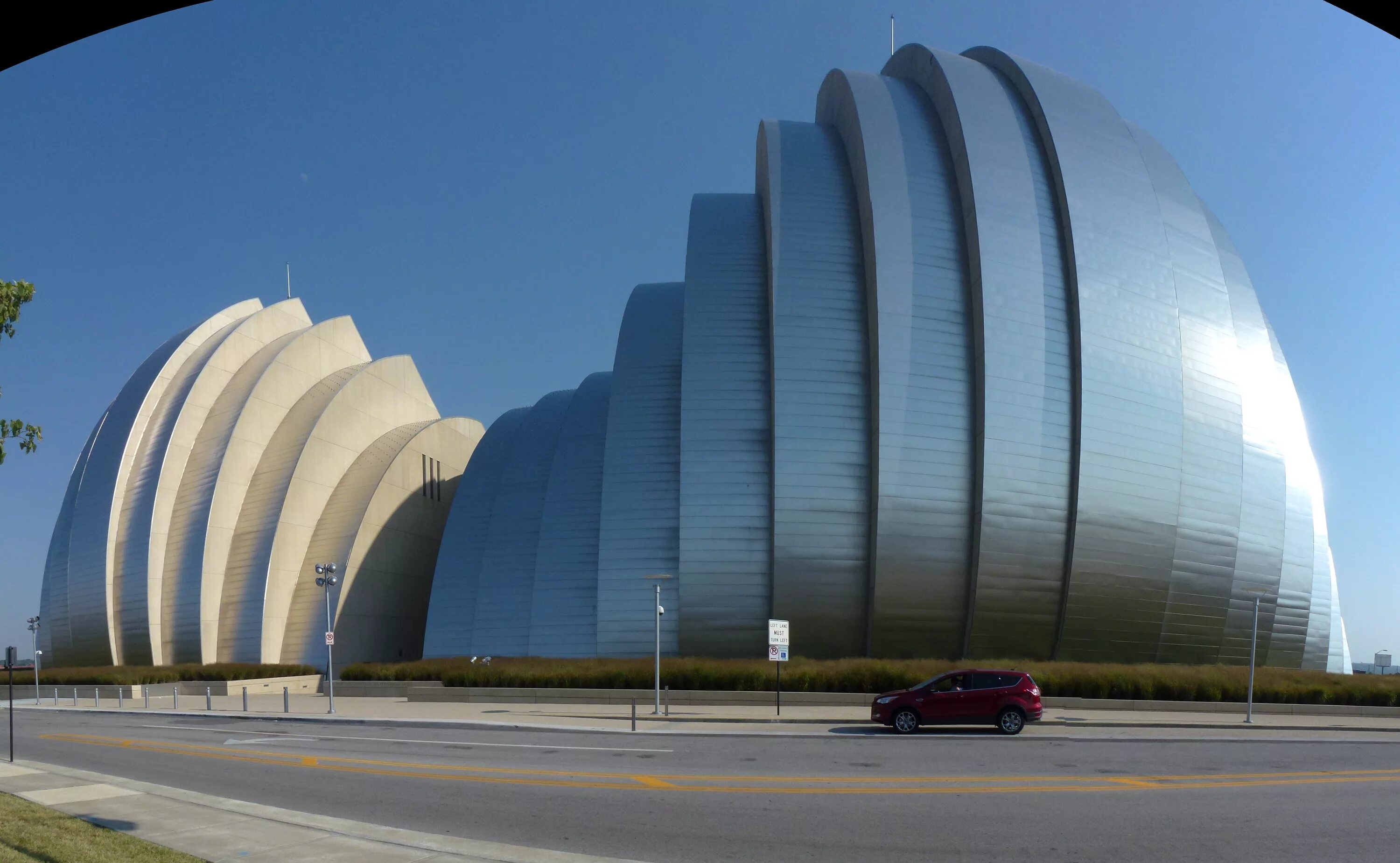 Round build. Kauffman Center for the performing Arts Моше Сафди. . Центр исполнительских искусств Кауфмана (Канзас-Сити, США). Моше Сафди центр искусств Кауфман в США. Концертный зал яйцо в Олбани США.