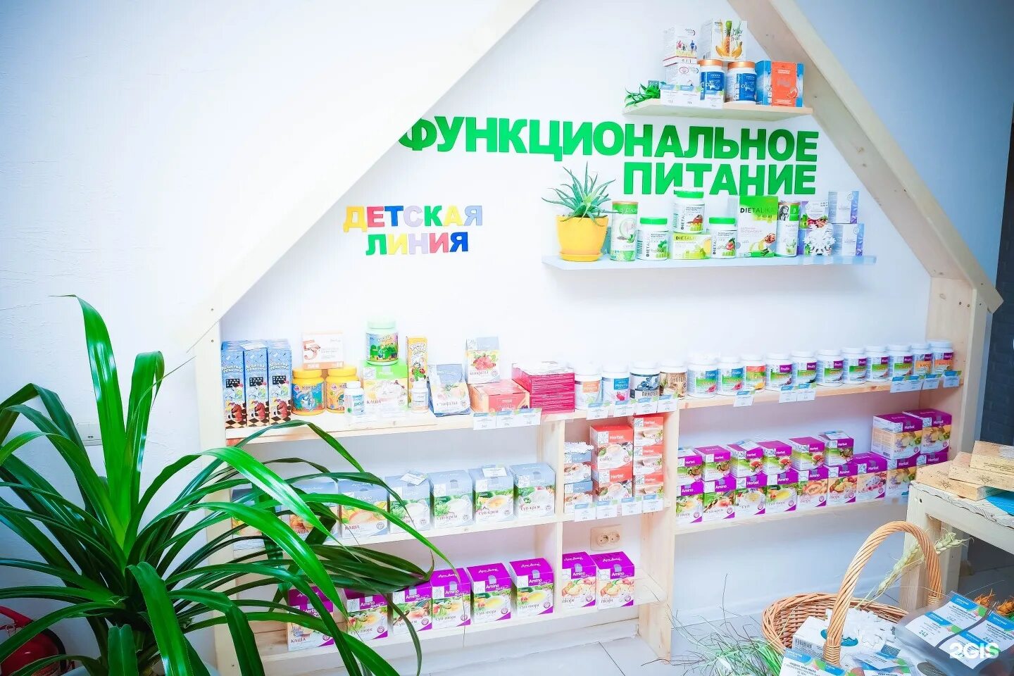 Стеллажи для магазина косметики. Интерьер магазина косметики. Цирюльник кемерово магазин. Необычный интерьер магазина косметики. Магазины товаров для красоты.