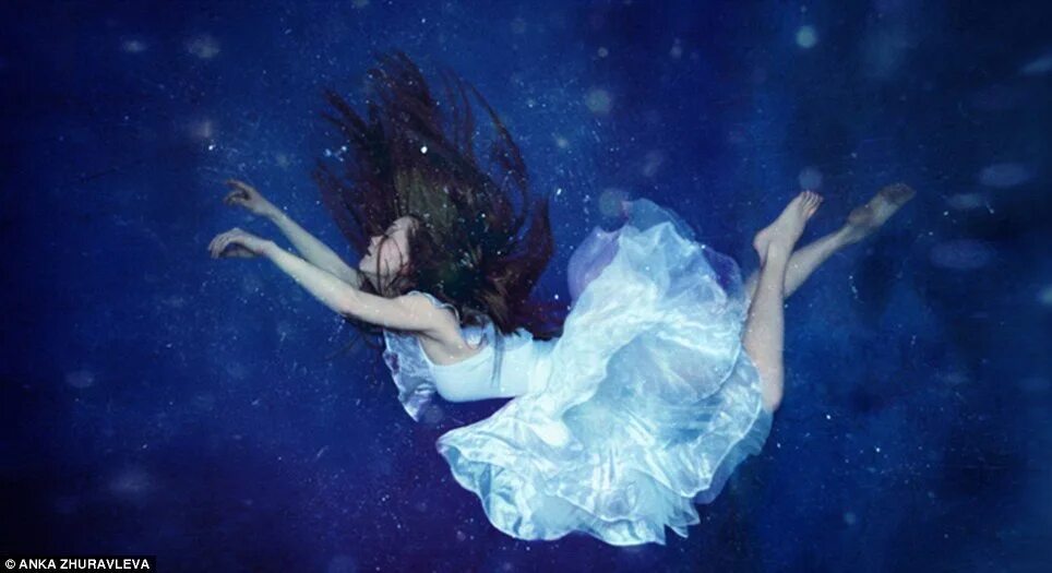 Девушка в прыжке. Летать во сне. Девушка падает вниз. Девушка летит. Девушка летит.