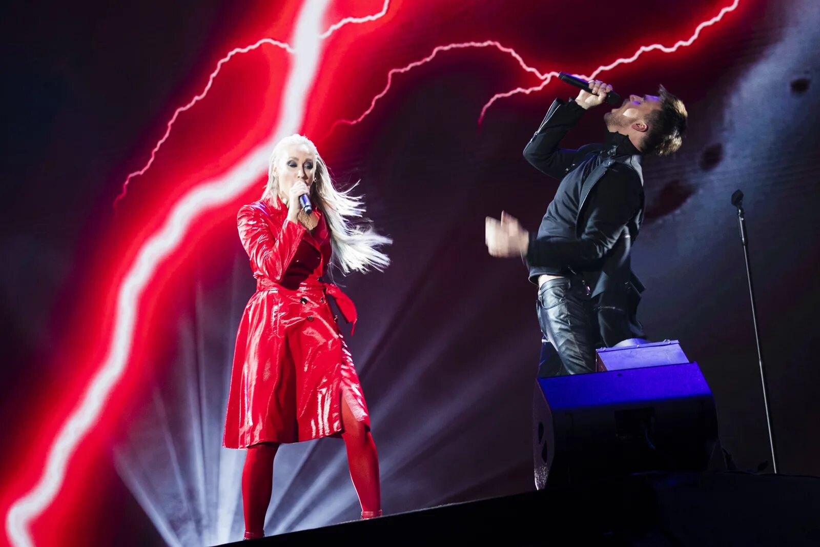 Мужчина в желтой куртке в крокус сити. Шоу чувствовать. Tesla show на мероприятии.