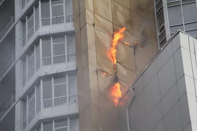 Спасатели мчс граффити. Горит вентфасад. Металлическая гидроизоляция листовая. Граффити на гараже. Пожарный на фасаде.