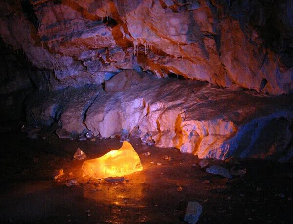 огонь в пещере. пещера со сталактитами. мишкольц тапольца венгрия. пещера тепла. бирюсинские пещеры красноярского края.