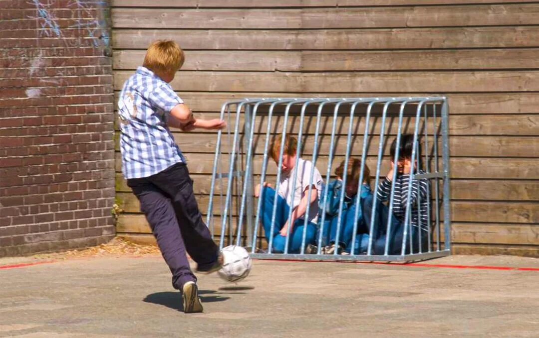 Издеваются в школе. Подростки издевались над ребенком в детском доме. Издеваться малышей. Малыш в клетке. Детский дом издевательства.