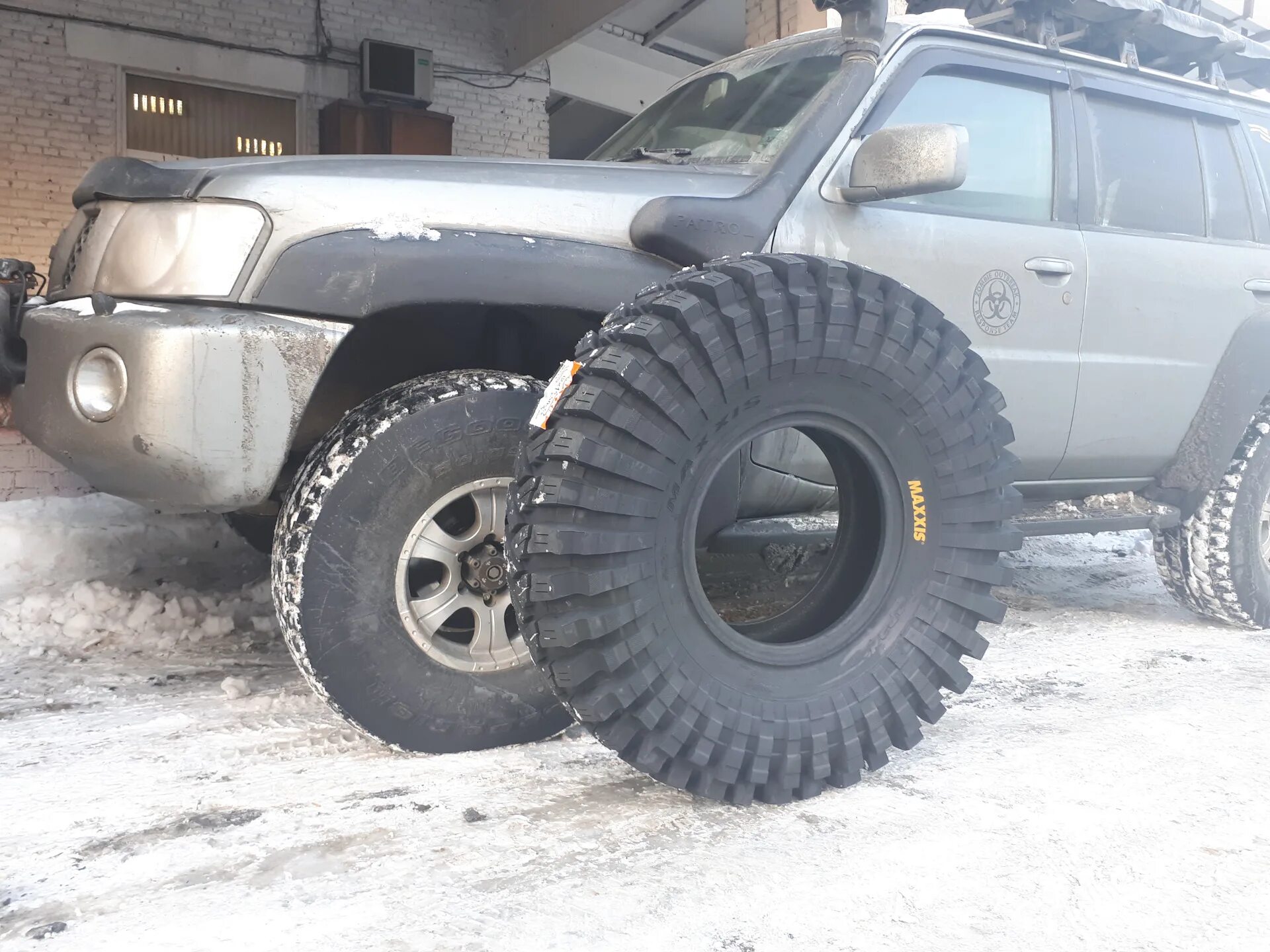 Patrol y61 265/70 r17. Резина на ниссан патрол. Патрол y61. Nissan patrol y61 33". Patrol y61 37 колеса.