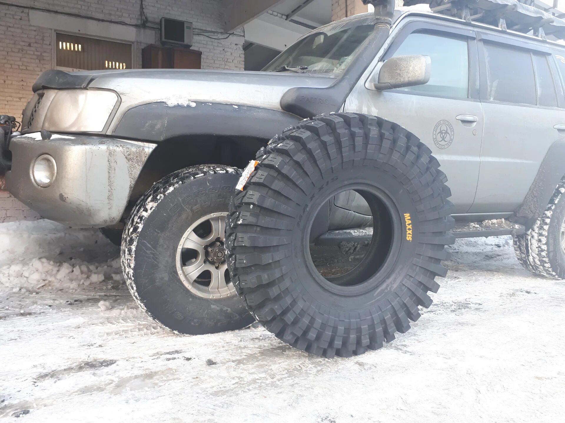 Патрол шины. Maxxis m8060. Резина Nissan Patrol y61. Nissan Patrol Maxxis Trepador. Maxxis m8060 Trepador Radial.