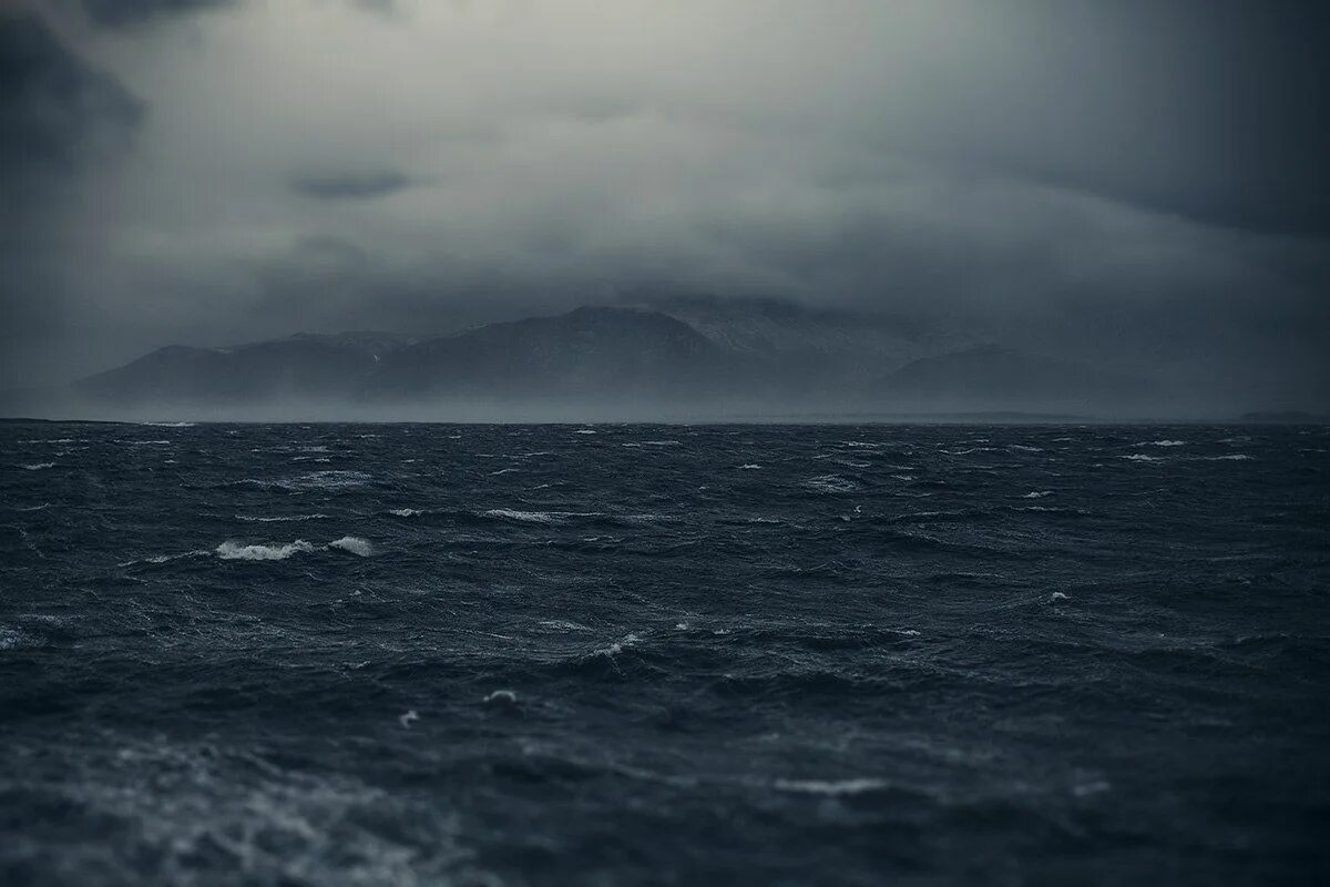 Океаны туманы я буду. Туман в Баренцевом море. Темное море. Пасмурное море. Мрачное море.