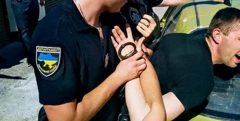 Человек с руками за спиной. Болевой прием рычаг руки. Приёмы самообороны. Прием загиб руки за спину. Мужчина держит девушку за руку.