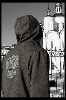 У церкви стоят