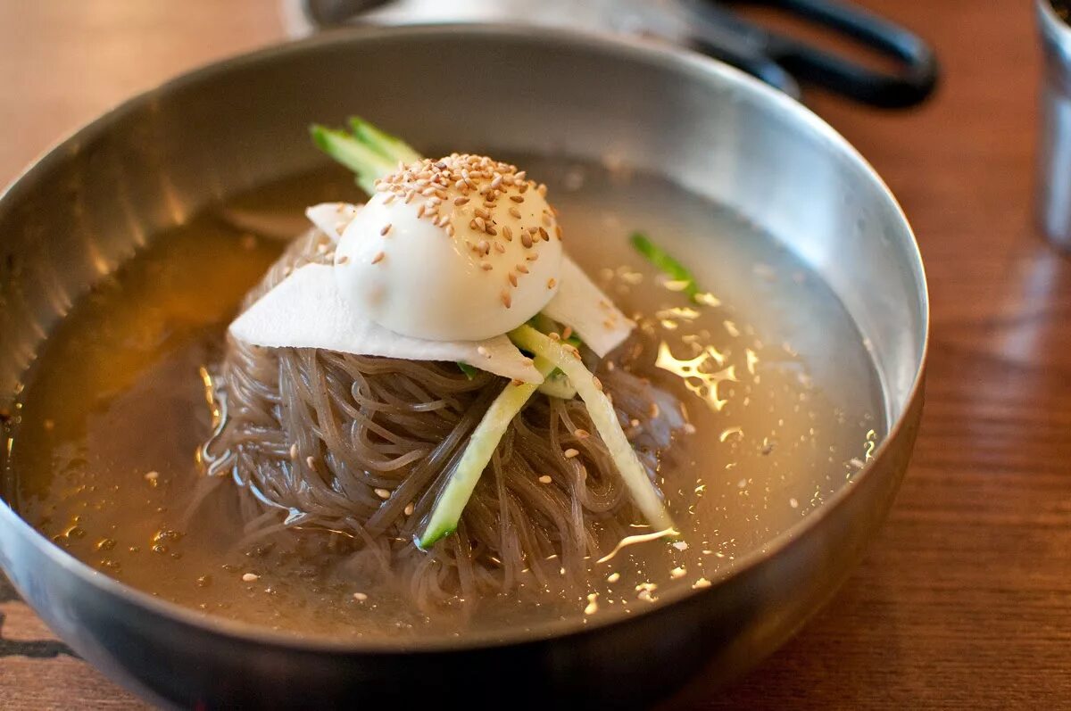 Холодная лапша. 냉면 (нэнмён). Нэнмён на корейском. Naengmyeon. Корейская еда нэнмён.