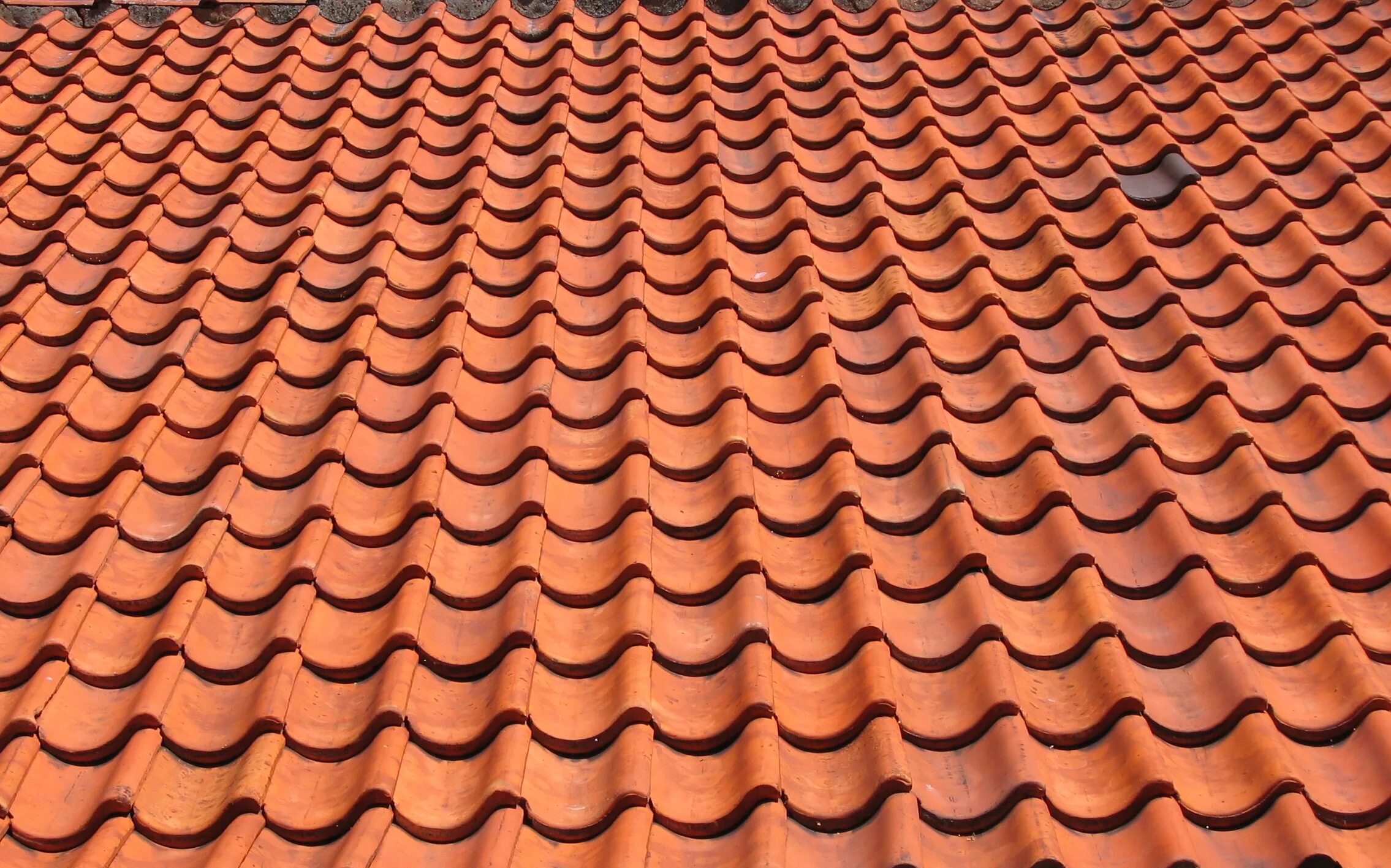 Черепичная глиняная кровля. Кровельная черепица «Roofing Tiles». Черепица для крыши текстура. Фон черепица крыши.