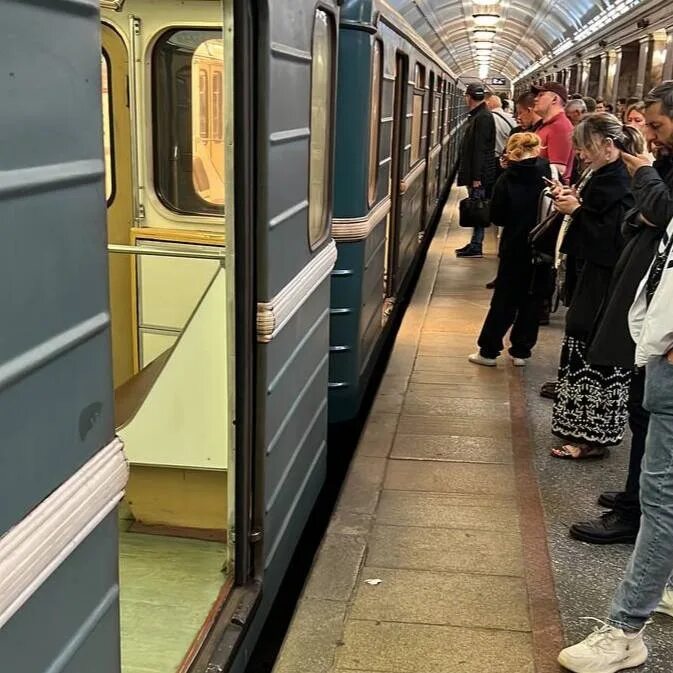 Новый москвич фото. Сбой в метро москвы. Метро 2023. Час пик в метро. Сбой в метро москвы.