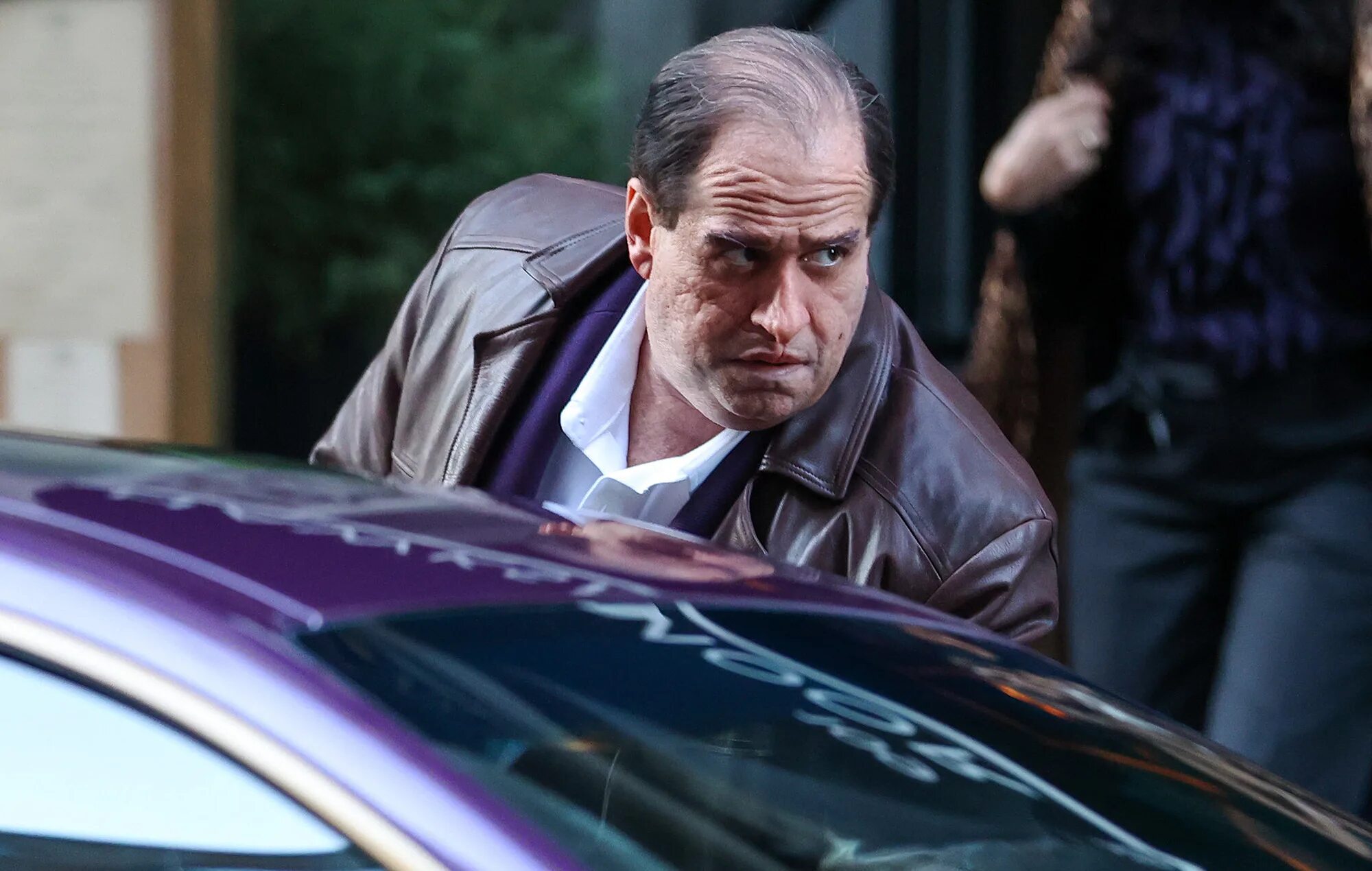 Пингвин из бэтмена за рулем. Пингвин готэм 2 сезон. Пингвин готэм в тюрьме. Клуб освальда. Пингвины-шпионы 2016 постер.