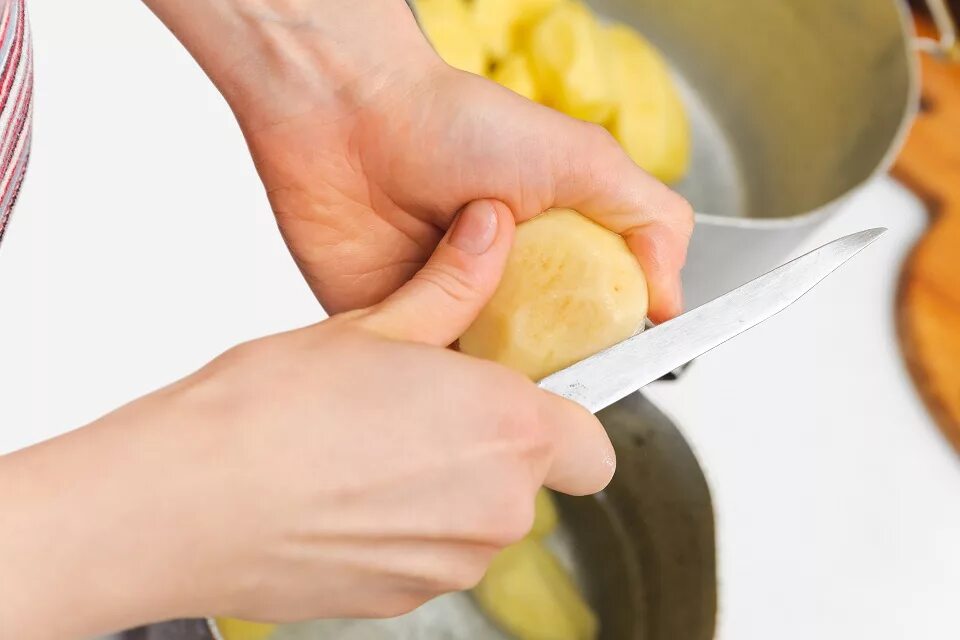 Повар чистит картошку. Кухонный работник чистит овощи. кухонный чистка картошки. работник на чистку овощей. повар-коренщик (чистка овощей).