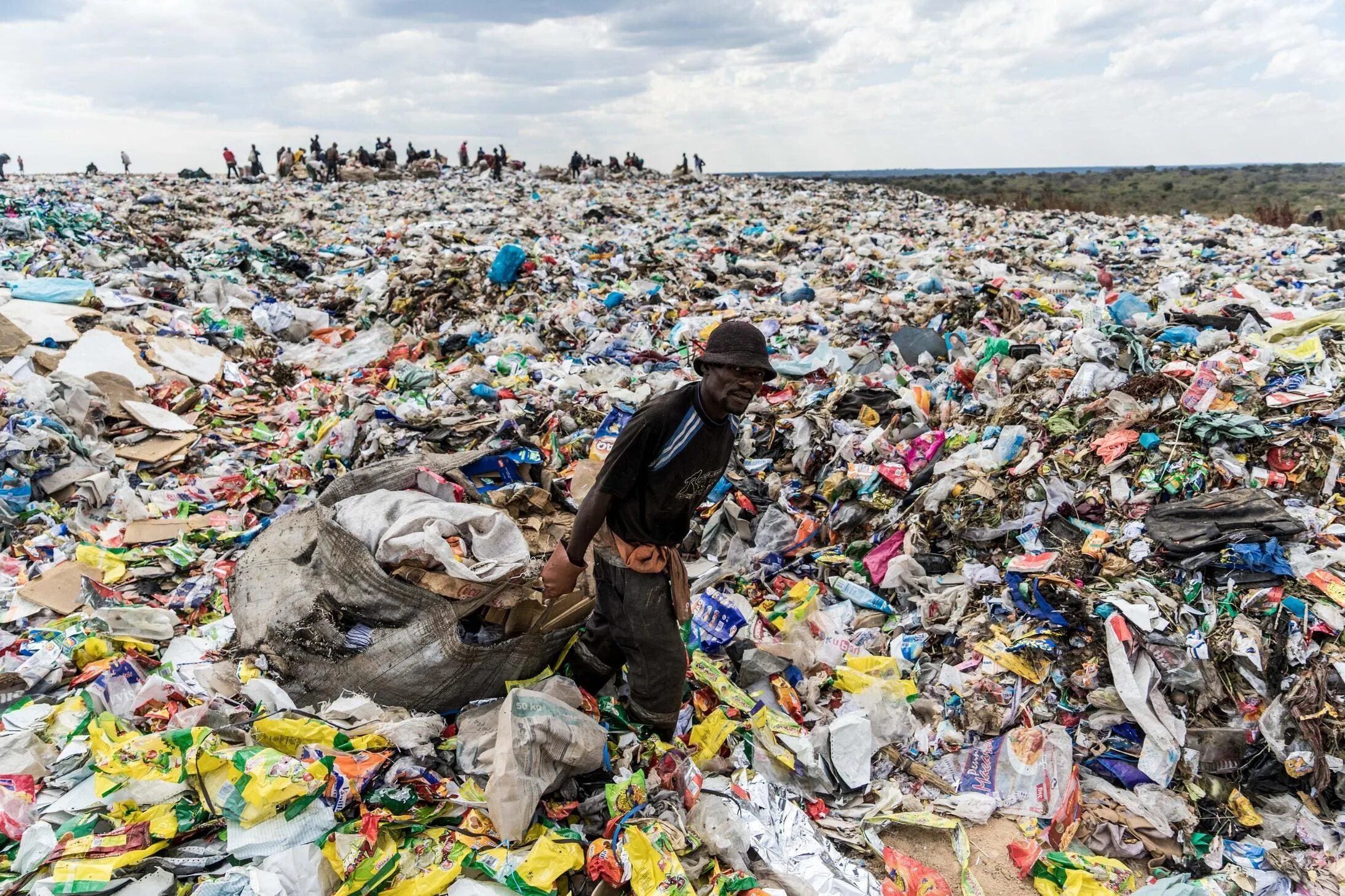 Rains waste. Свалка Агбогблоши, гана. Свалки в Африке. Мусорная свалка.