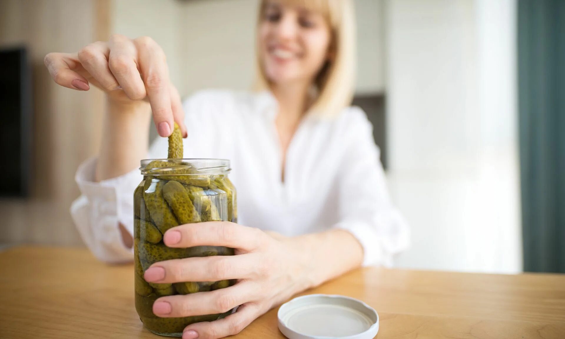 Тянет на соленое. Беременная с солеными огурцами. Меня тошнит и тянет на соленое море. Девушка ест огурец. Я беременна меня тошнит от работы и тянет к соленому морю.