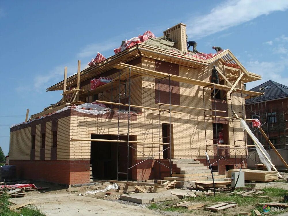 Строящийся коттедж. Строительные работы. Строитель каркасных домов. Столяр плотник. Строитель загородных домов.