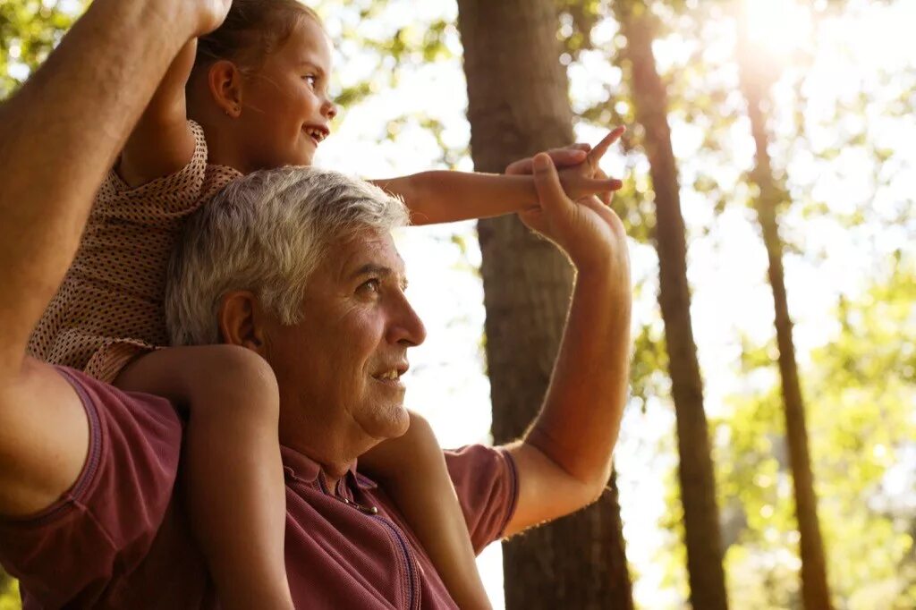 Шуттерсток granddaughter Piggyback grandfather. Дедушка с внучкой в парке фото. Отдалась деду на природе.