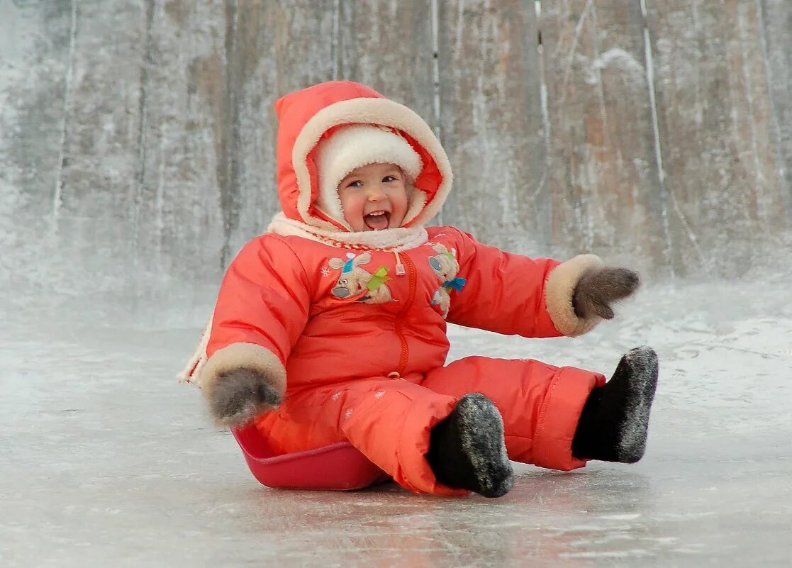 Шапка ушанка с мехом. Люди на улице в холод. Девушка в теплой одежде. Зимняя одежда для детей. Очень тепло одетая женщина.