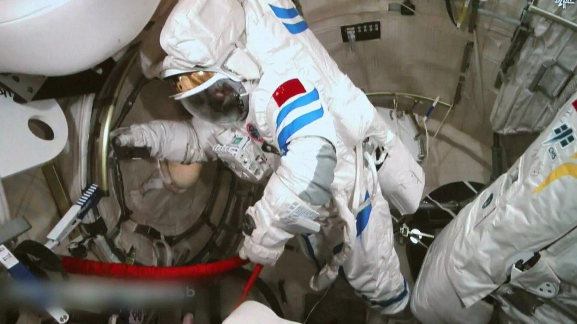 Первый астронавт вышедший в открытый космос. Выход Леонова в открытый космос. Shenzhou 14 Crew. Скафандр Космонавта Орлан.