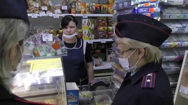 Продавщица в магазине. Деньги в кассе. Девушка продавец. Продавцы и недостачи в магазине. Динамика недостач материалов.