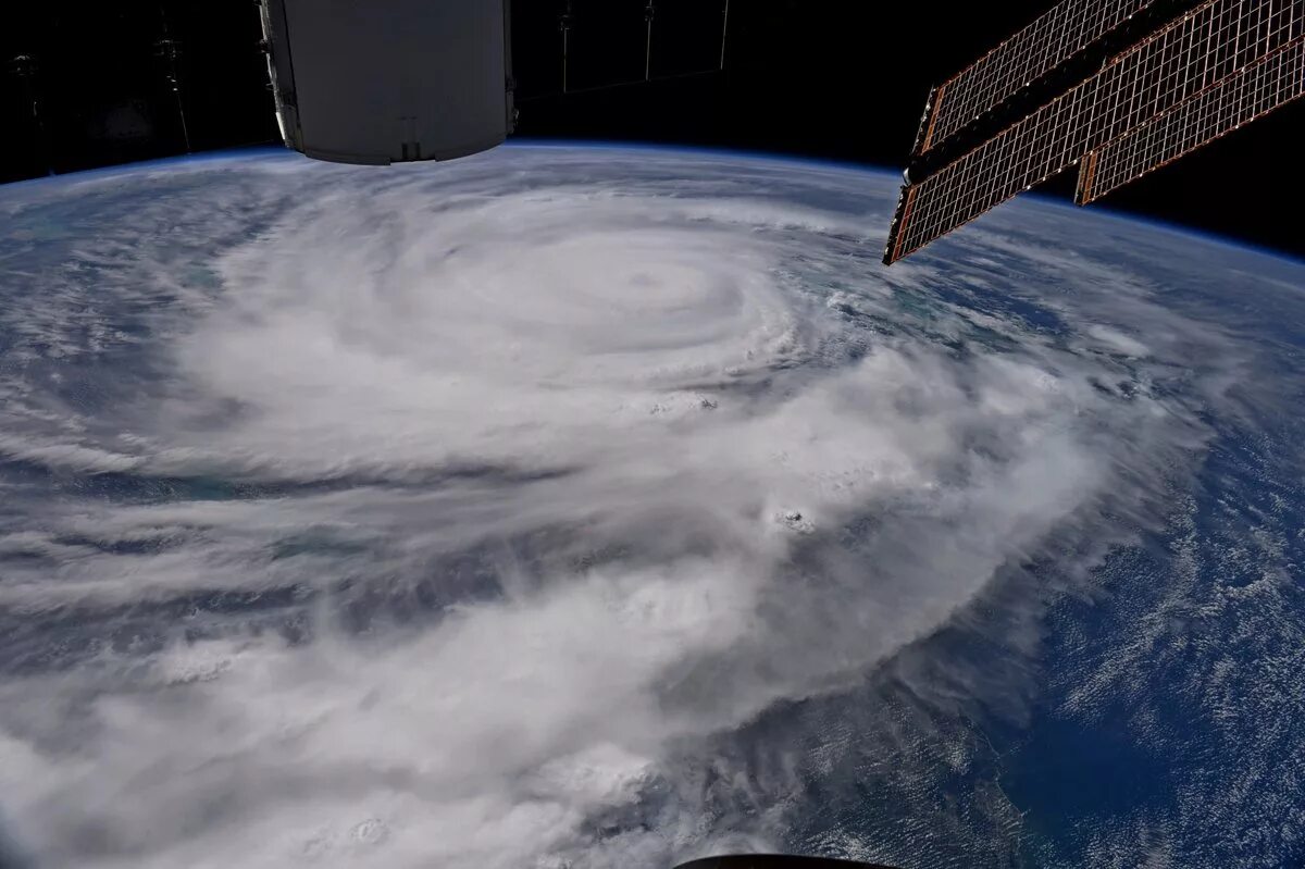 Source space. Ураган вид из космоса. Смерч из космоса. Снимки урагана из космоса. Торнадо из космоса.