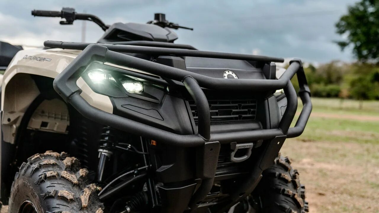 Xmr 2025. Брп аутлендер 700. новый brp outlander 700 2025. брп кан ам аутлендер. can am 700 2025.
