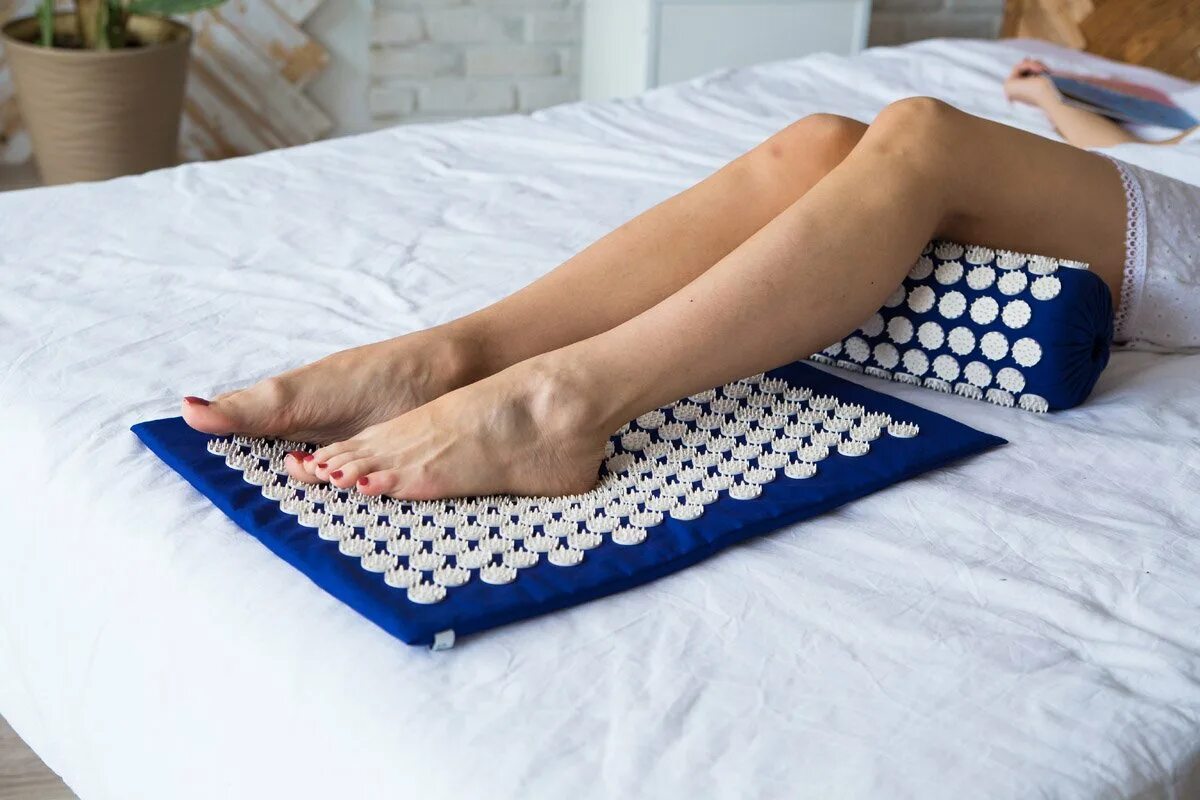 Сколько лежать на коврике. Коврик массажный Кузнецова Acupressure. Acupressure mat акупунктурный коврик. Массажный коврик аппликатор Кузнецова. Аппликатор Кузнецова f0102.